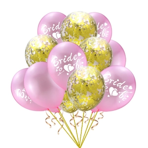 Détail de ballons confettis or rose et ballons roses Bride to Be pour fête de mariage
