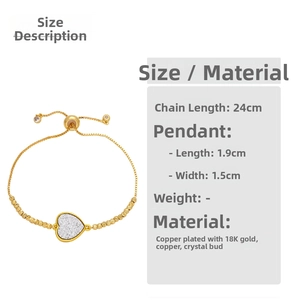 Dettaglio bracciale cuore placcato oro 18K con catena regolabile da 24cm e pietra druzy