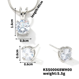 Vue détaillée de l'ensemble collier et boucles d'oreilles luxe avec les dimensions précises