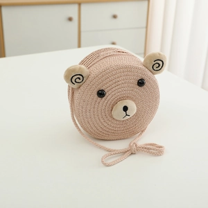 Détail du sac à bandoulière en paille pour enfants avec visage d'ours mignon