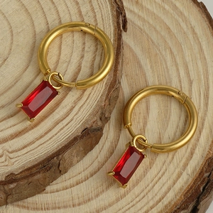 Boucles d'oreilles créoles dorées en acier titane avec pendentifs zircons rouges