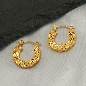 U-shaped gold hammered stainless steel earrings for women with elegant vintage design
