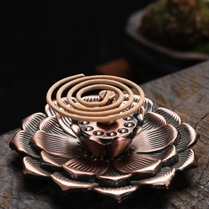 Brûleur d'encens lotus antique en bronze avec spirale sur fond de bois rustique