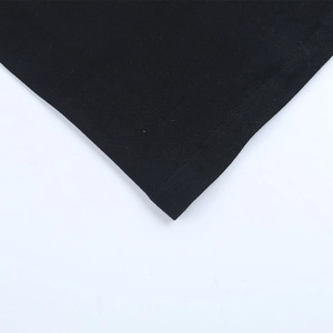 Makrodetail der hochwertigen Doppelnadelnaht am Saum des schwarzen Off-Shoulder-Spitzenkleids