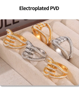Detalle macro de anillos cruzados de doble capa en oro y plata con baño de PVD