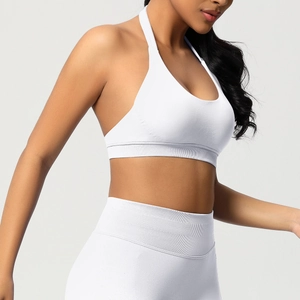 Détail de la brassière de sport dos nu blanche sans couture avec ceinture côtelée pour yoga