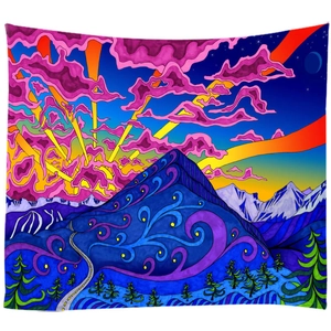 Tapisserie artistique psychédélique de paysage de montagne avec des motifs indigo et violets
