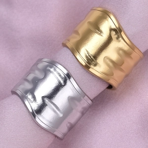 Modern hammered 304 stainless steel napkin rings in gold and silver finishes