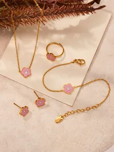 Detail van roze bloemen sieradenset inclusief ketting, armband, ring en oorknopjes