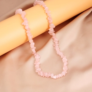 Natural rose quartz crystal chip necklace for women, stylish summer vacation style jewelry
