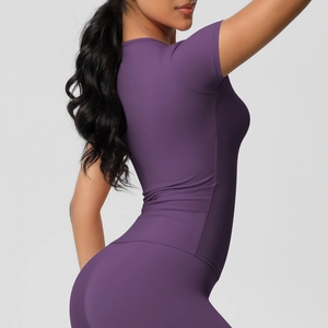 Vue détaillée de la coupe moulante et du tissu élastique de l'ensemble de yoga violet foncé