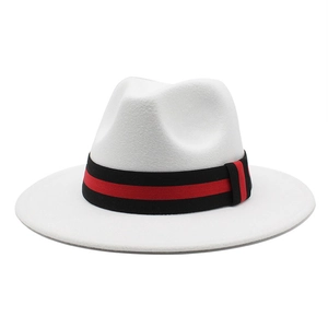 Κλασικό λευκό μάλλινο καπέλο fedora με κομψή μαύρη και κόκκινη ριγέ διακοσμητική ταινία