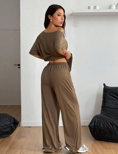 Vista detallada del conjunto de descanso café oscuro con pantalón de punto de pierna ancha
