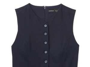 Detail der dunkelblauen V-Ausschnitt Weste mit fünf Knöpfen und Twill-Gewebe