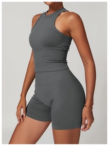 Détails de l'ensemble de yoga gris foncé sans couture avec maille respirante et ajustée