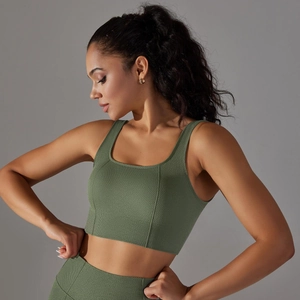 Détail de la brassière de sport côtelée vert olive et du legging de yoga taille haute