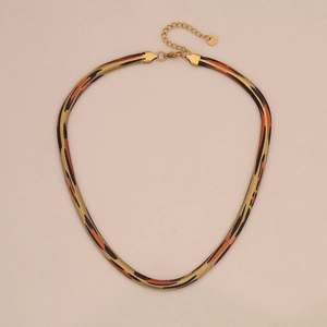 Dettaglio della catena a serpente dorata 6mm con stampa animalier e moschettone