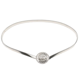 Détail d'une ceinture élastique argentée à ressort avec une boucle sertie de strass