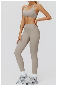 Gros plan sur l'ensemble de yoga taupe avec legging taille haute et brassière dos nageur