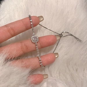 Gros plan du bracelet tennis réglable avec halo de zircon brillant sur fourrure