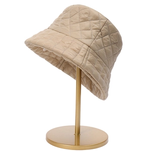 Sombrero de pescador acolchado caqui con costuras de diamante en soporte dorado