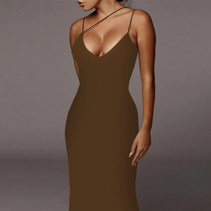 Détail de la robe moulante marron café avec lanières croisées et décolleté en V profond