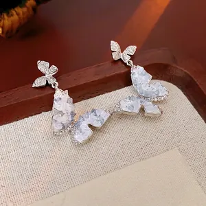Orecchini a farfalla in argento con cristalli blu e zirconi per donne eleganti