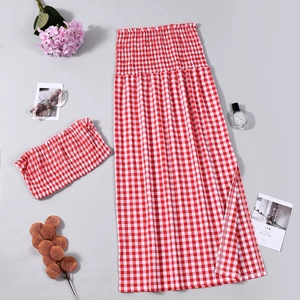 Rotes und weißes kariertes zweiteiliges Set mit Schlauchtop und langem Rock mit Seitenschlitz