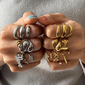 Set luxuriöser Edelstahlringe mit Love-Schriftzug und Zirkonia-Steinen an den Händen