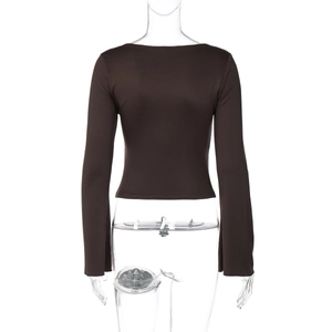 Vue détaillée du crop top marron à manches longues avec texture en maille élastique