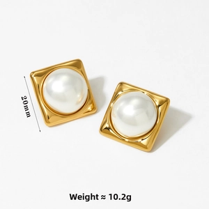 Detailed view of 20mm vintage gold pearl earrings with polished finish and 10.2g weight