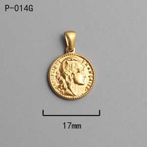 Dettaglio del ciondolo a moneta romana rotonda da 17mm in acciaio inox placcato oro 18K