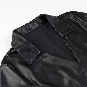 Détail du col à revers et des coutures d'épaule sur robe en cuir PU noir