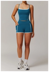 Détail de l'ensemble de yoga bleu marine avec haut dos nu et short taille haute à poches