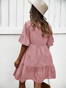 Vue détaillée de l'élégante robe rose ligne A avec manches à volants sur un mannequin
