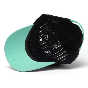 Minimalistische Baseballkappe aus 100% Baumwolle in Schwarz und Minzgrün mit Riemen