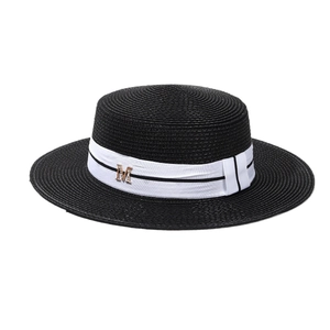 Canotier noir classique en paille avec ruban blanc et emblème M en strass pour la plage