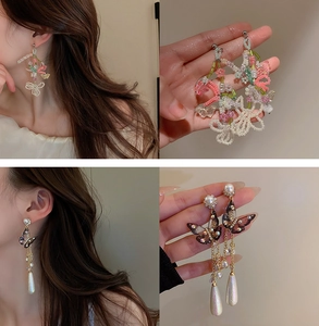 Detalle de pendientes de flores con cuentas y borlas de perlas mariposa en modelo