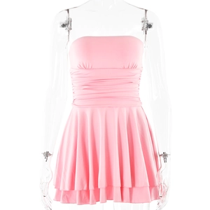 Détail de la mini-robe bustier rose avec tissu plissé et une silhouette en ligne A