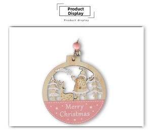Détail d'une décoration de Noël en bois avec Père Noël, renne et une petite clochette rose