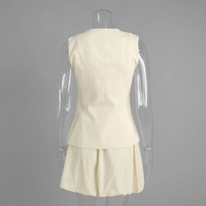 Vue arrière du gilet sans manches crème et de l'ensemble mini-jupe plissée assorti