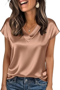Detalle de blusa de satén champán con cuello en V y textura suave como la seda