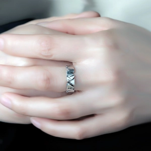 Anillo minimalista de plata S925 con textura de piedra creativa en la mano de una modelo