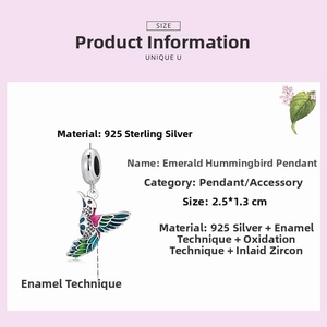 Détail de la breloque martin-pêcheur en argent 925 avec émail coloré et zircons brillants
