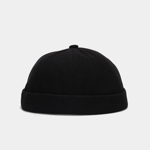 Vue détaillée du tissu en velours côtelé d'un bonnet docker noir sans bord.