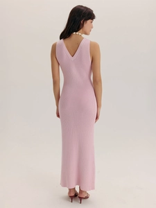 Vue détaillée du dos d'une robe en tricot rose avec décolleté en V et coupe ajustée