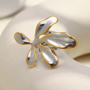 Vue macro d'une bague fleur abstraite bicolore avec placage organique or et argent