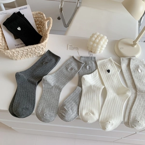 Chaussettes douces en coton gris avec broderie de cœur et texture côtelée en couleurs