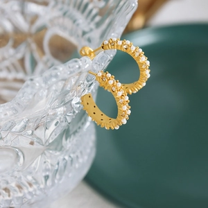 Boucles d'oreilles rétro dorées 18 carats avec perles blanches et cristaux étincelants