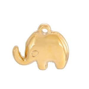 Vue macro détaillée du pendentif éléphant en or poli miroir avec design en métal ajouré